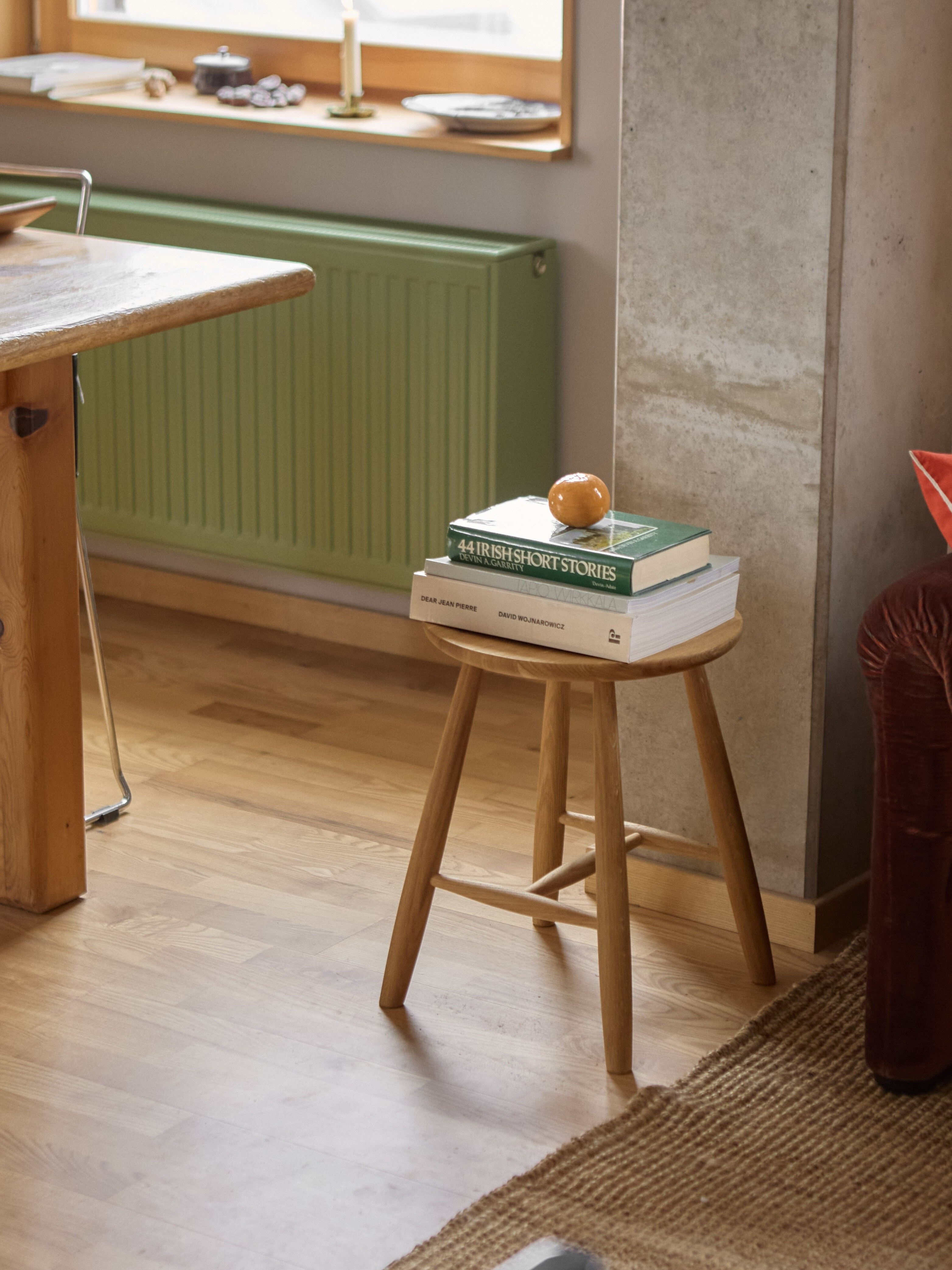 Books on pinn stool