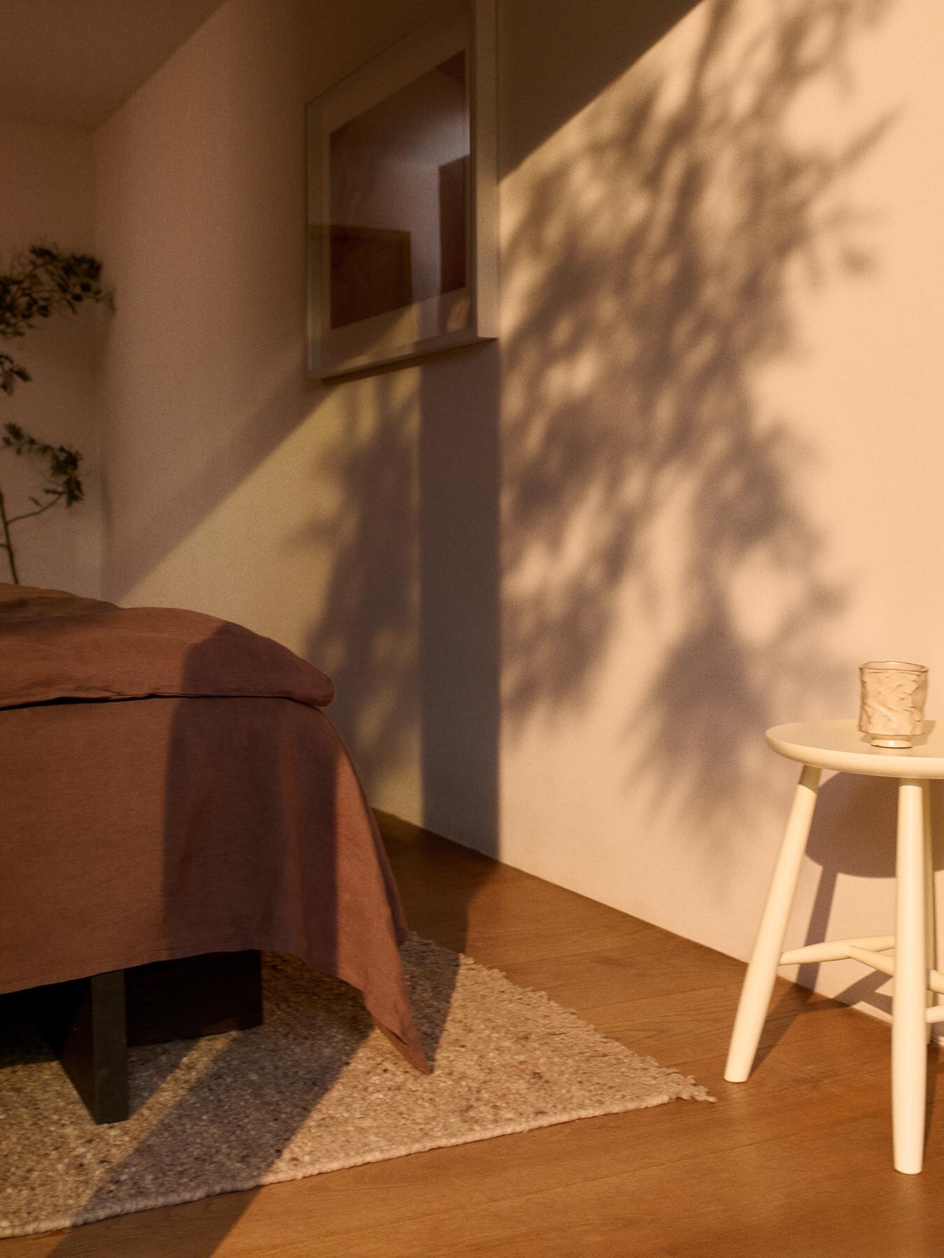 Vit soffa och stor fluffig matta i vardagsrumsmiljö