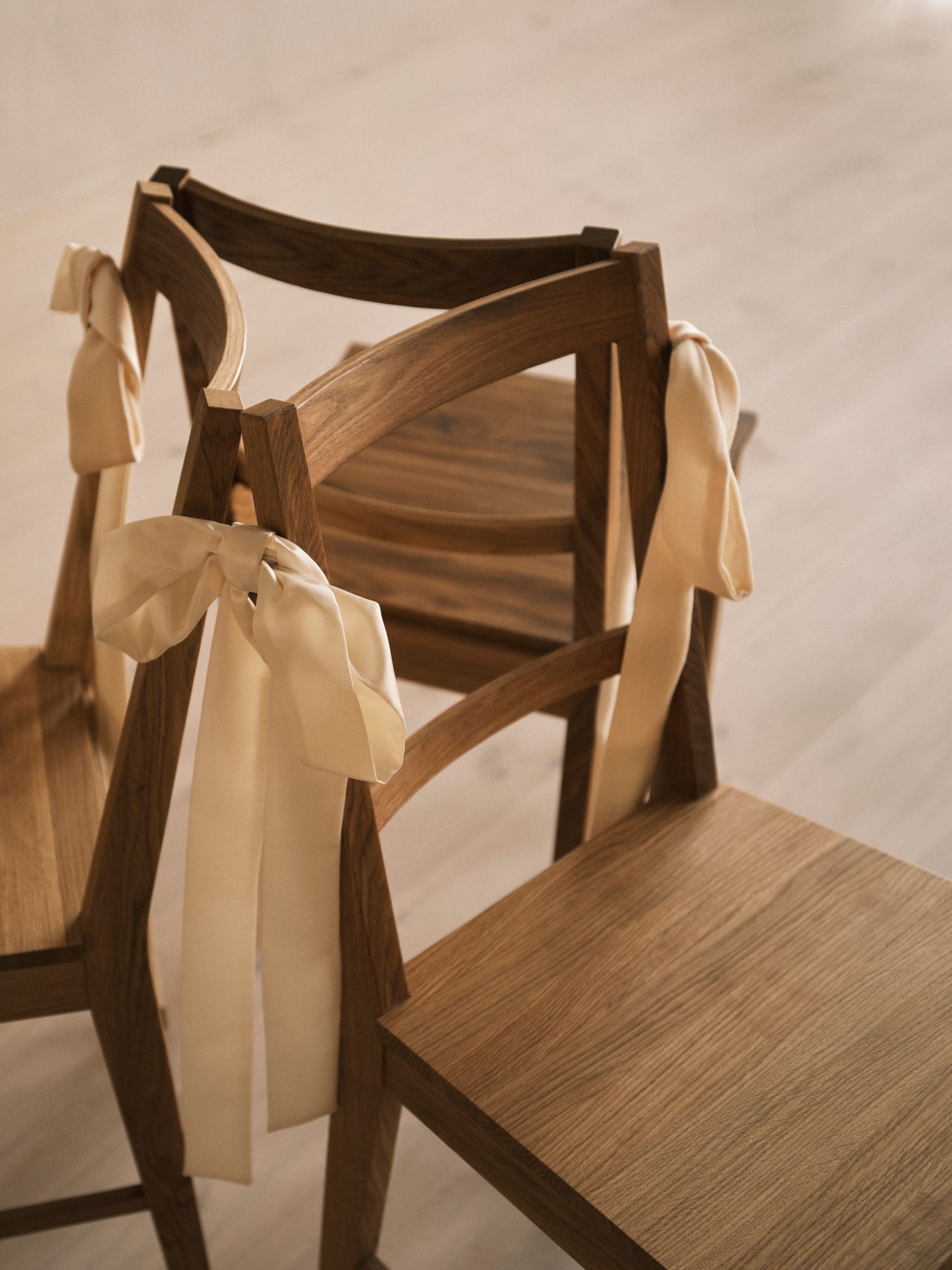 tre stolar i en cirkel med rosetter