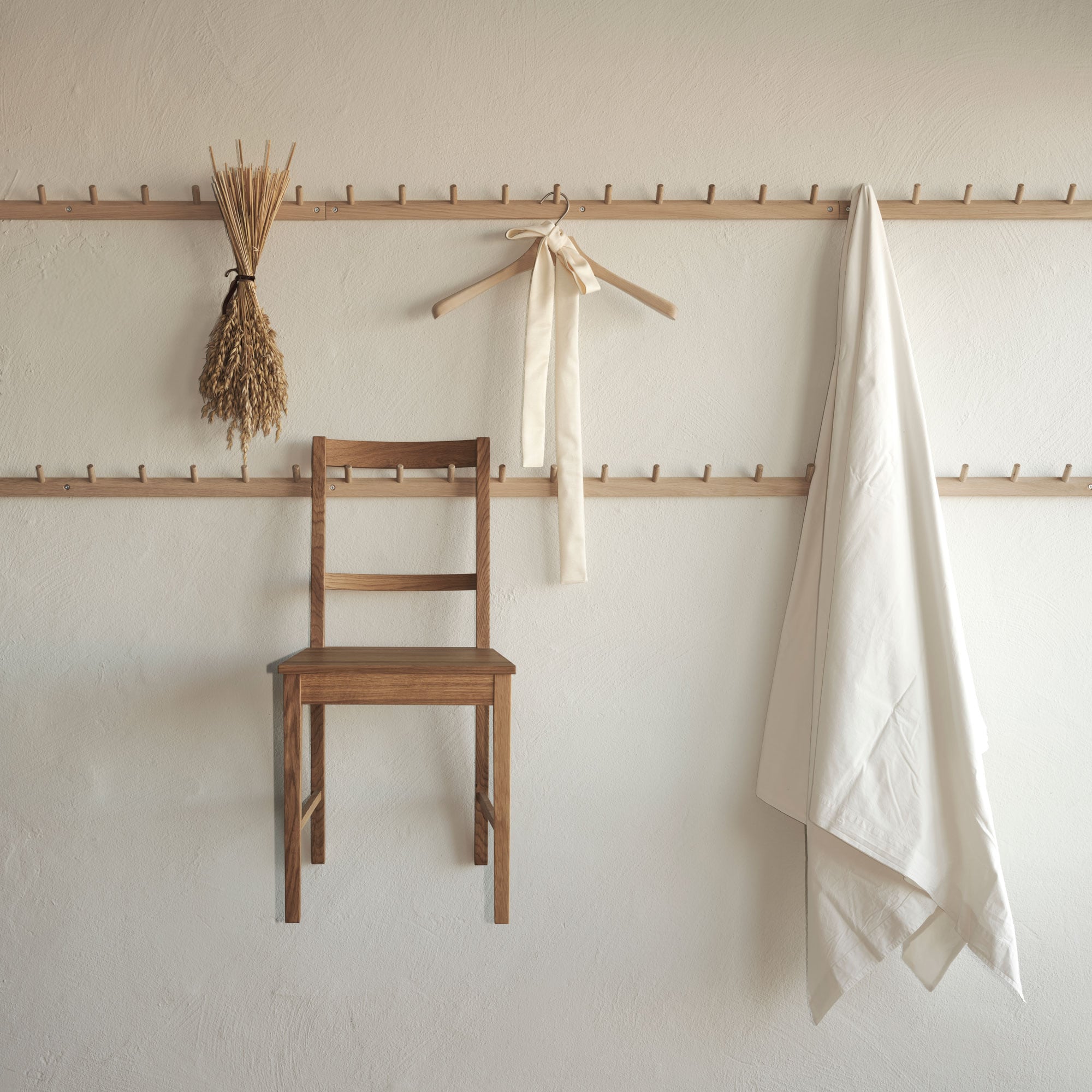 stolar och föremål hängande på kroklister